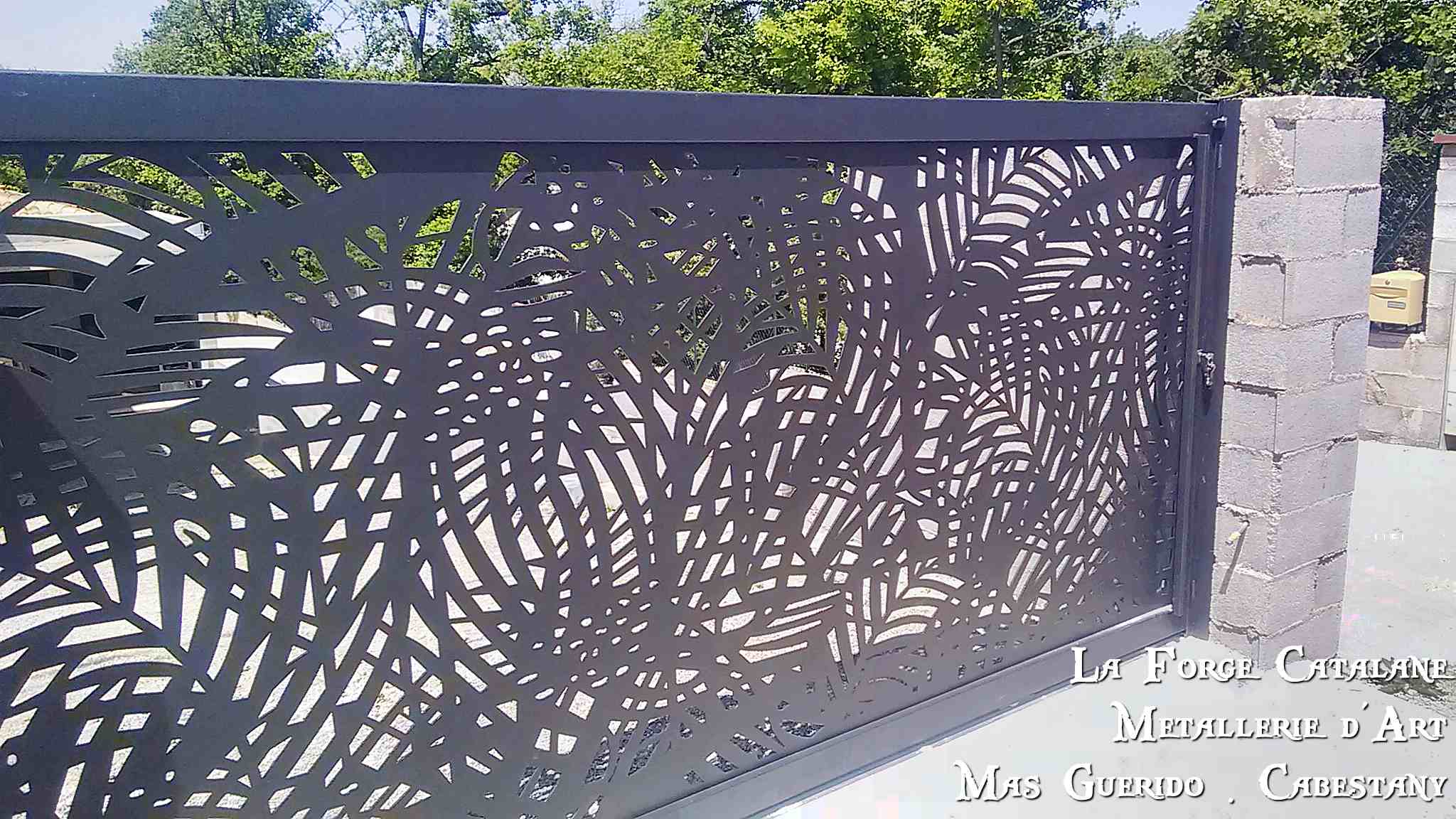 portail coulissant moderne decoupe laser vegetale vantaux fer La Forge Catalane Cabestany (4).jpg